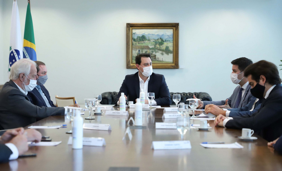 O governador Carlos Massa Ratinho Junior autorizou nesta segunda-feira (10) a licitação da construção da nova sede da prefeitura de Pato Branco, no Sudoeste do Estado. O Governo do Estado aportará R$ 20 milhões, a fundo perdido, por meio da Secretaria de Desenvolvimento Urbano e de Obras Públicas. Haverá contrapartida de cerca de R$ 8 milhões do município. O valor máximo estipulado no pregão será de R$ 28.539.238,68.