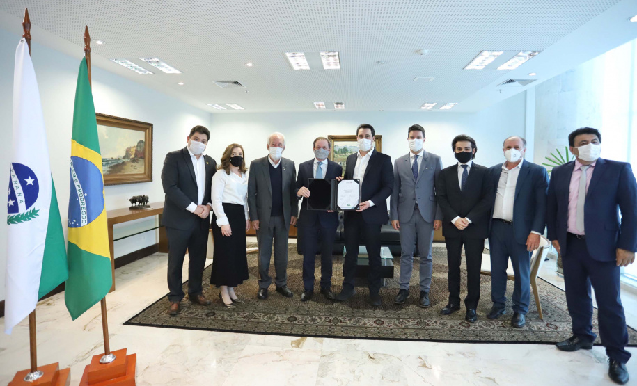 O governador Carlos Massa Ratinho Junior autorizou nesta segunda-feira (10) a licitação da construção da nova sede da prefeitura de Pato Branco, no Sudoeste do Estado. O Governo do Estado aportará R$ 20 milhões, a fundo perdido, por meio da Secretaria de Desenvolvimento Urbano e de Obras Públicas. Haverá contrapartida de cerca de R$ 8 milhões do município. O valor máximo estipulado no pregão será de R$ 28.539.238,68.