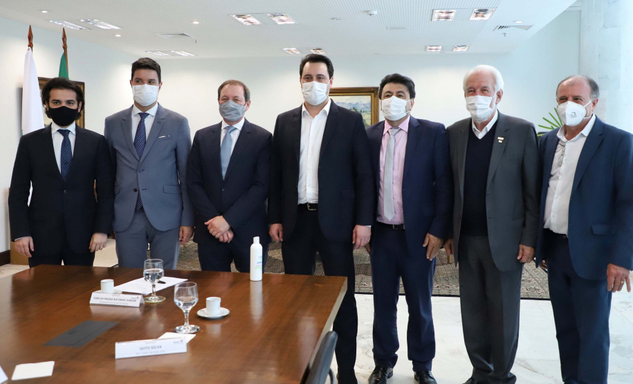 O governador Carlos Massa Ratinho Junior autorizou nesta segunda-feira (10) a licitação da construção da nova sede da prefeitura de Pato Branco, no Sudoeste do Estado. O Governo do Estado aportará R$ 20 milhões, a fundo perdido, por meio da Secretaria de Desenvolvimento Urbano e de Obras Públicas. Haverá contrapartida de cerca de R$ 8 milhões do município. O valor máximo estipulado no pregão será de R$ 28.539.238,68.