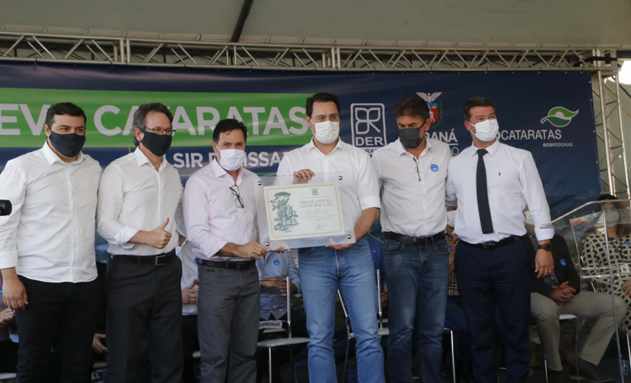 O Governo do Estado começa a resolver um dos maiores gargalos rodoviários do Paraná. O Trevo Cataratas (BR-277), em Cascavel, na Região Oeste, será totalmente reconfigurado com a construção de um viaduto. A passagem em nível passa a se chamar Alsir Pelissaro e vai facilitar o fluxo de cerca de 45 mil veículos que circulam pelo local diariamente. O lançamento foi feito nesta segunda-feira (10), no local da obra, pelo governador Carlos Massa Ratinho Junior.