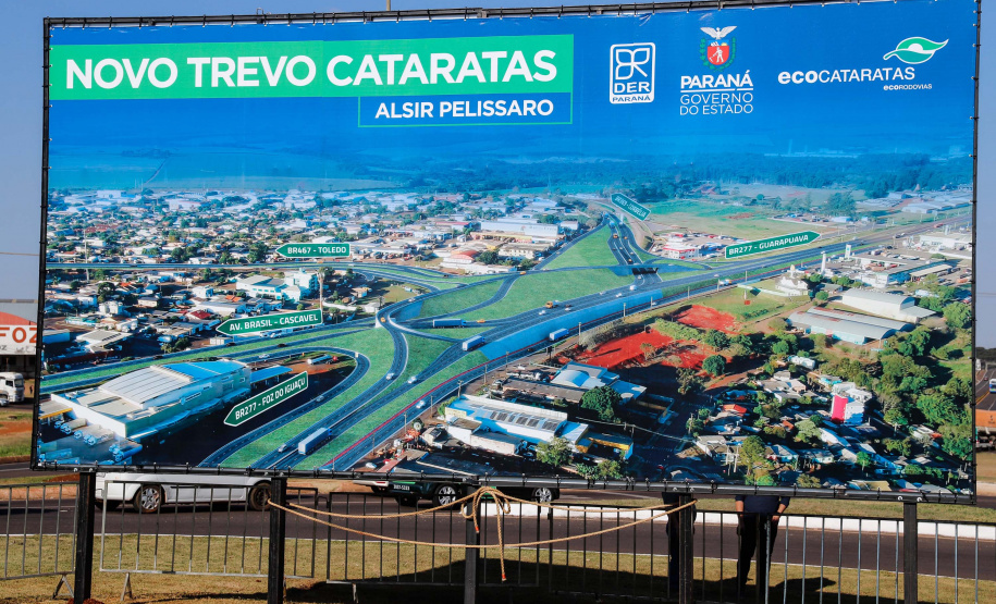 O Governo do Estado começa a resolver um dos maiores gargalos rodoviários do Paraná. O Trevo Cataratas (BR-277), em Cascavel, na Região Oeste, será totalmente reconfigurado com a construção de um viaduto. A passagem em nível passa a se chamar Alsir Pelissaro e vai facilitar o fluxo de cerca de 45 mil veículos que circulam pelo local diariamente. O lançamento foi feito nesta segunda-feira (10), no local da obra, pelo governador Carlos Massa Ratinho Junior.