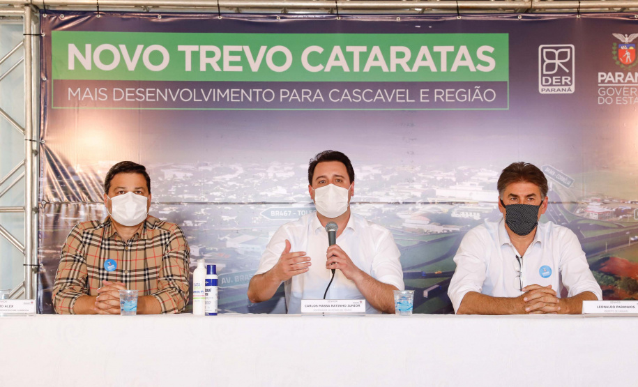 O Governo do Estado começa a resolver um dos maiores gargalos rodoviários do Paraná. O Trevo Cataratas (BR-277), em Cascavel, na Região Oeste, será totalmente reconfigurado com a construção de um viaduto. A passagem em nível passa a se chamar Alsir Pelissaro e vai facilitar o fluxo de cerca de 45 mil veículos que circulam pelo local diariamente. O lançamento foi feito nesta segunda-feira (10), no local da obra, pelo governador Carlos Massa Ratinho Junior.