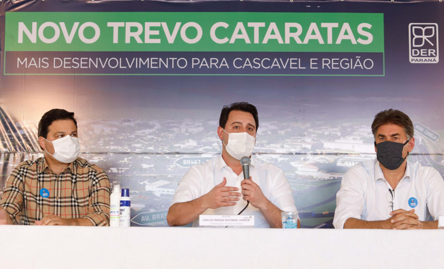 O Governo do Estado começa a resolver um dos maiores gargalos rodoviários do Paraná. O Trevo Cataratas (BR-277), em Cascavel, na Região Oeste, será totalmente reconfigurado com a construção de um viaduto. A passagem em nível passa a se chamar Alsir Pelissaro e vai facilitar o fluxo de cerca de 45 mil veículos que circulam pelo local diariamente. O lançamento foi feito nesta segunda-feira (10), no local da obra, pelo governador Carlos Massa Ratinho Junior.