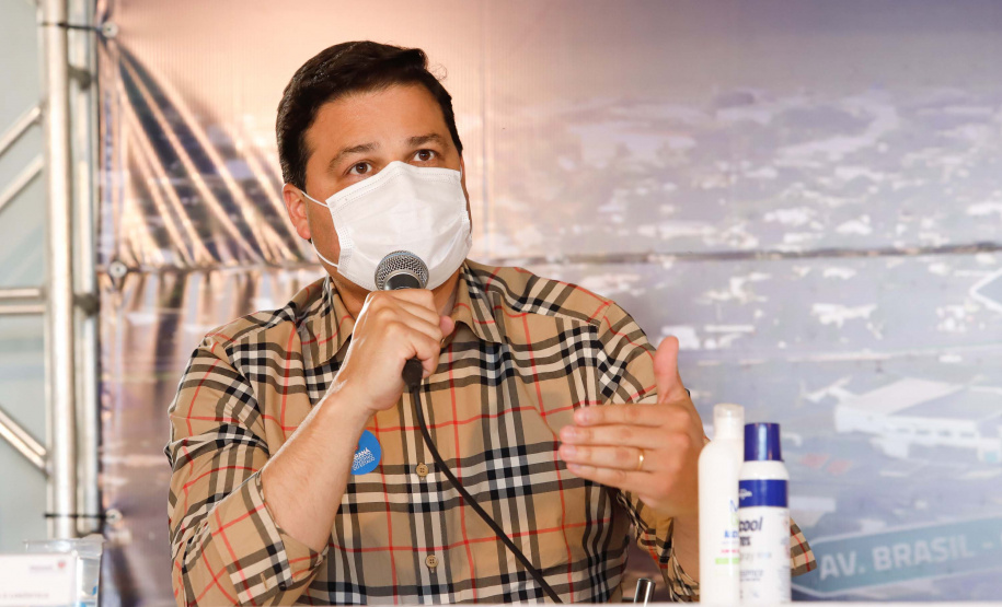 O Governo do Estado começa a resolver um dos maiores gargalos rodoviários do Paraná. O Trevo Cataratas (BR-277), em Cascavel, na Região Oeste, será totalmente reconfigurado com a construção de um viaduto. A passagem em nível passa a se chamar Alsir Pelissaro e vai facilitar o fluxo de cerca de 45 mil veículos que circulam pelo local diariamente. O lançamento foi feito nesta segunda-feira (10), no local da obra, pelo governador Carlos Massa Ratinho Junior.