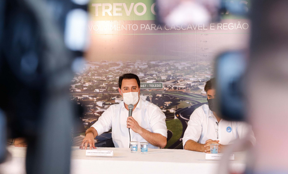 O Governo do Estado começa a resolver um dos maiores gargalos rodoviários do Paraná. O Trevo Cataratas (BR-277), em Cascavel, na Região Oeste, será totalmente reconfigurado com a construção de um viaduto. A passagem em nível passa a se chamar Alsir Pelissaro e vai facilitar o fluxo de cerca de 45 mil veículos que circulam pelo local diariamente. O lançamento foi feito nesta segunda-feira (10), no local da obra, pelo governador Carlos Massa Ratinho Junior.