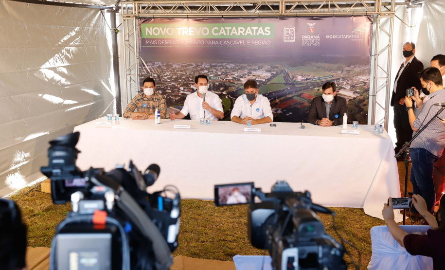 O Governo do Estado começa a resolver um dos maiores gargalos rodoviários do Paraná. O Trevo Cataratas (BR-277), em Cascavel, na Região Oeste, será totalmente reconfigurado com a construção de um viaduto. A passagem em nível passa a se chamar Alsir Pelissaro e vai facilitar o fluxo de cerca de 45 mil veículos que circulam pelo local diariamente. O lançamento foi feito nesta segunda-feira (10), no local da obra, pelo governador Carlos Massa Ratinho Junior.