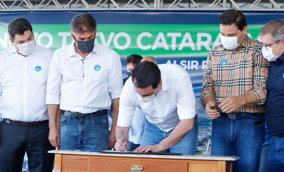 O Governo do Estado começa a resolver um dos maiores gargalos rodoviários do Paraná. O Trevo Cataratas (BR-277), em Cascavel, na Região Oeste, será totalmente reconfigurado com a construção de um viaduto. A passagem em nível passa a se chamar Alsir Pelissaro e vai facilitar o fluxo de cerca de 45 mil veículos que circulam pelo local diariamente. O lançamento foi feito nesta segunda-feira (10), no local da obra, pelo governador Carlos Massa Ratinho Junior.