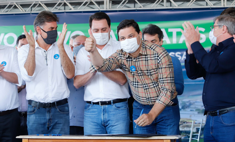 O Governo do Estado começa a resolver um dos maiores gargalos rodoviários do Paraná. O Trevo Cataratas (BR-277), em Cascavel, na Região Oeste, será totalmente reconfigurado com a construção de um viaduto. A passagem em nível passa a se chamar Alsir Pelissaro e vai facilitar o fluxo de cerca de 45 mil veículos que circulam pelo local diariamente. O lançamento foi feito nesta segunda-feira (10), no local da obra, pelo governador Carlos Massa Ratinho Junior.