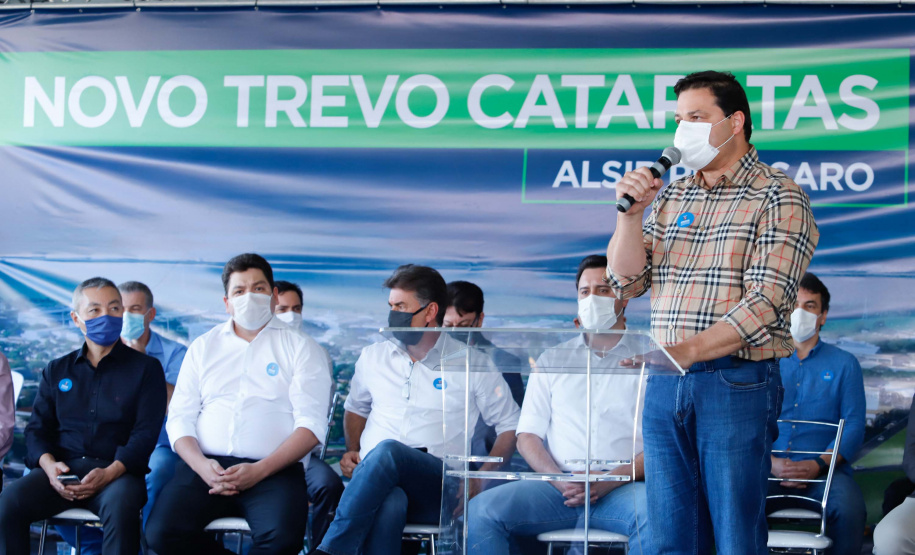 O Governo do Estado começa a resolver um dos maiores gargalos rodoviários do Paraná. O Trevo Cataratas (BR-277), em Cascavel, na Região Oeste, será totalmente reconfigurado com a construção de um viaduto. A passagem em nível passa a se chamar Alsir Pelissaro e vai facilitar o fluxo de cerca de 45 mil veículos que circulam pelo local diariamente. O lançamento foi feito nesta segunda-feira (10), no local da obra, pelo governador Carlos Massa Ratinho Junior.