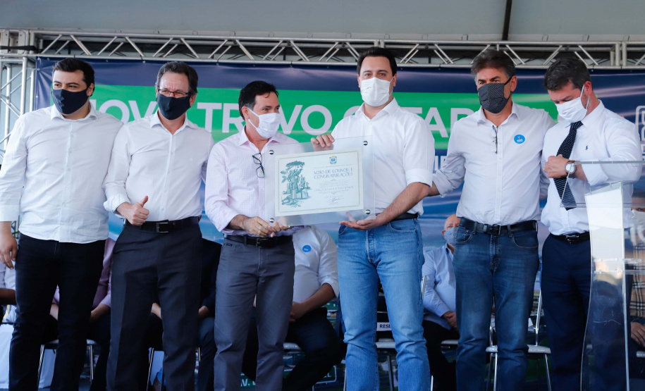 O Governo do Estado começa a resolver um dos maiores gargalos rodoviários do Paraná. O Trevo Cataratas (BR-277), em Cascavel, na Região Oeste, será totalmente reconfigurado com a construção de um viaduto. A passagem em nível passa a se chamar Alsir Pelissaro e vai facilitar o fluxo de cerca de 45 mil veículos que circulam pelo local diariamente. O lançamento foi feito nesta segunda-feira (10), no local da obra, pelo governador Carlos Massa Ratinho Junior.