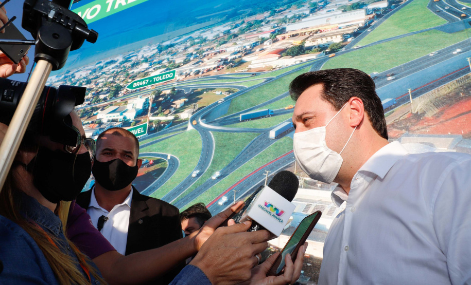 O Governo do Estado começa a resolver um dos maiores gargalos rodoviários do Paraná. O Trevo Cataratas (BR-277), em Cascavel, na Região Oeste, será totalmente reconfigurado com a construção de um viaduto. A passagem em nível passa a se chamar Alsir Pelissaro e vai facilitar o fluxo de cerca de 45 mil veículos que circulam pelo local diariamente. O lançamento foi feito nesta segunda-feira (10), no local da obra, pelo governador Carlos Massa Ratinho Junior.