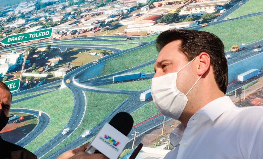 O Governo do Estado começa a resolver um dos maiores gargalos rodoviários do Paraná. O Trevo Cataratas (BR-277), em Cascavel, na Região Oeste, será totalmente reconfigurado com a construção de um viaduto. A passagem em nível passa a se chamar Alsir Pelissaro e vai facilitar o fluxo de cerca de 45 mil veículos que circulam pelo local diariamente. O lançamento foi feito nesta segunda-feira (10), no local da obra, pelo governador Carlos Massa Ratinho Junior.