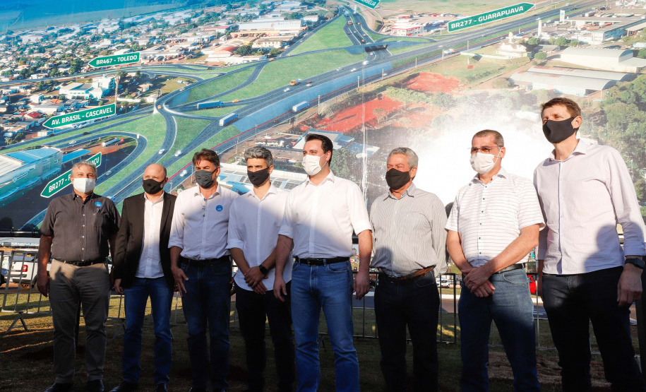 O Governo do Estado começa a resolver um dos maiores gargalos rodoviários do Paraná. O Trevo Cataratas (BR-277), em Cascavel, na Região Oeste, será totalmente reconfigurado com a construção de um viaduto. A passagem em nível passa a se chamar Alsir Pelissaro e vai facilitar o fluxo de cerca de 45 mil veículos que circulam pelo local diariamente. O lançamento foi feito nesta segunda-feira (10), no local da obra, pelo governador Carlos Massa Ratinho Junior.