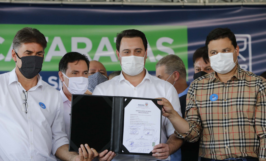 O Governo do Estado começa a resolver um dos maiores gargalos rodoviários do Paraná. O Trevo Cataratas (BR-277), em Cascavel, na Região Oeste, será totalmente reconfigurado com a construção de um viaduto. A passagem em nível passa a se chamar Alsir Pelissaro e vai facilitar o fluxo de cerca de 45 mil veículos que circulam pelo local diariamente. O lançamento foi feito nesta segunda-feira (10), no local da obra, pelo governador Carlos Massa Ratinho Junior.