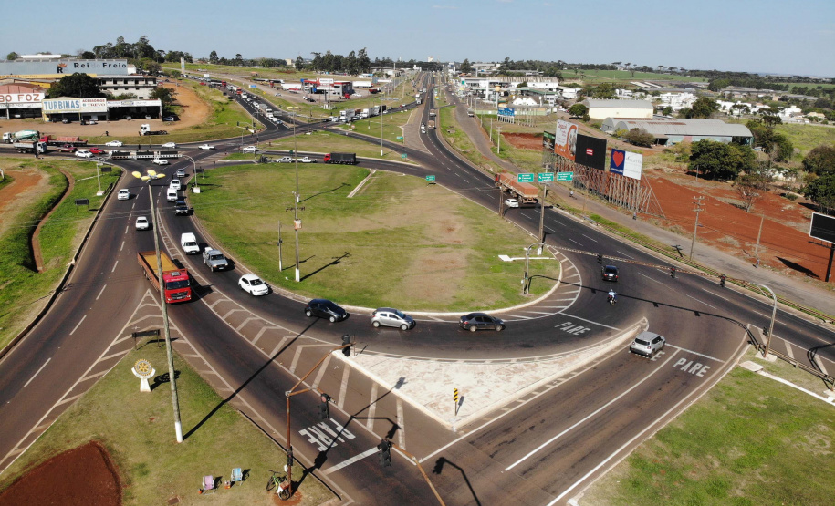 O Governo do Estado começa a resolver um dos maiores gargalos rodoviários do Paraná. O Trevo Cataratas (BR-277), em Cascavel, na Região Oeste, será totalmente reconfigurado com a construção de um viaduto. A passagem em nível passa a se chamar Alsir Pelissaro e vai facilitar o fluxo de cerca de 45 mil veículos que circulam pelo local diariamente. O lançamento foi feito nesta segunda-feira (10), no local da obra, pelo governador Carlos Massa Ratinho Junior.
