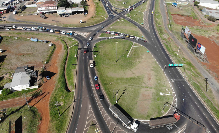 O Governo do Estado começa a resolver um dos maiores gargalos rodoviários do Paraná. O Trevo Cataratas (BR-277), em Cascavel, na Região Oeste, será totalmente reconfigurado com a construção de um viaduto. A passagem em nível passa a se chamar Alsir Pelissaro e vai facilitar o fluxo de cerca de 45 mil veículos que circulam pelo local diariamente. O lançamento foi feito nesta segunda-feira (10), no local da obra, pelo governador Carlos Massa Ratinho Junior.