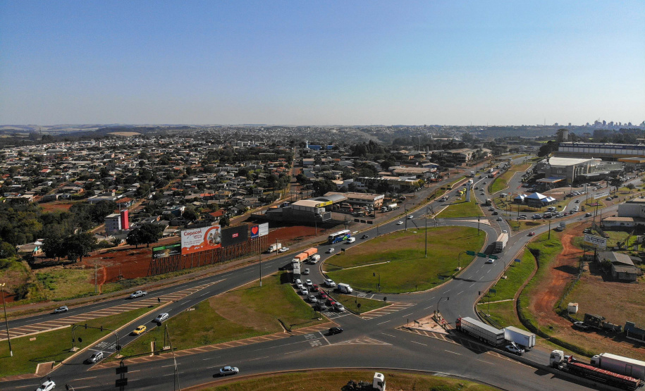 O Governo do Estado começa a resolver um dos maiores gargalos rodoviários do Paraná. O Trevo Cataratas (BR-277), em Cascavel, na Região Oeste, será totalmente reconfigurado com a construção de um viaduto. A passagem em nível passa a se chamar Alsir Pelissaro e vai facilitar o fluxo de cerca de 45 mil veículos que circulam pelo local diariamente. O lançamento foi feito nesta segunda-feira (10), no local da obra, pelo governador Carlos Massa Ratinho Junior.