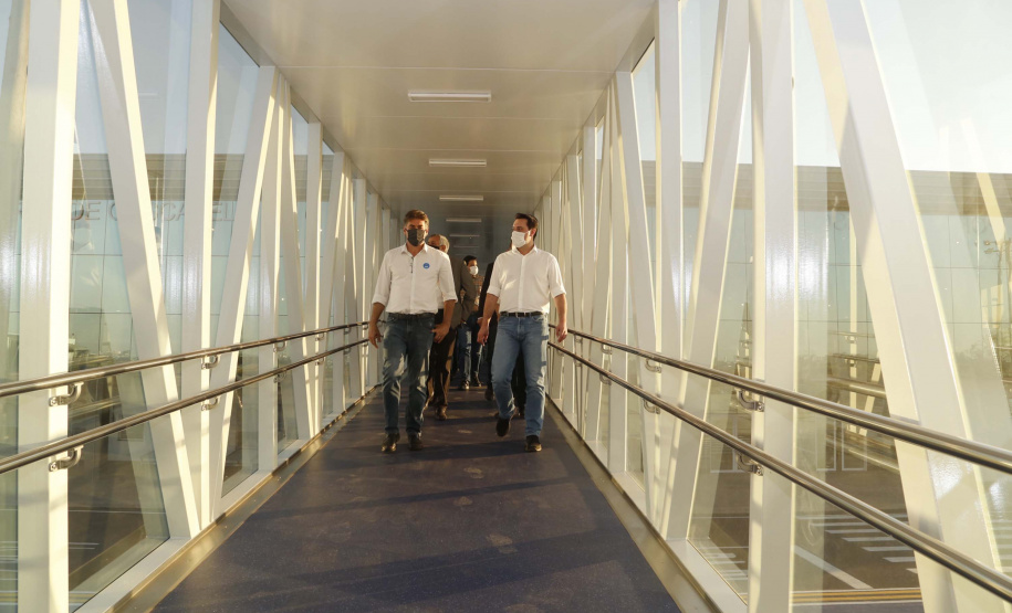 Logo após assinar a ordem de serviço para o início da reformulação do Trevo Cataratas, o governador Carlos Massa Ratinho Junior vistoriou as obras de modernização do Aeroporto Coronel Adalberto Mendes da Silva ou SBCA, em Cascavel, na Região Oeste