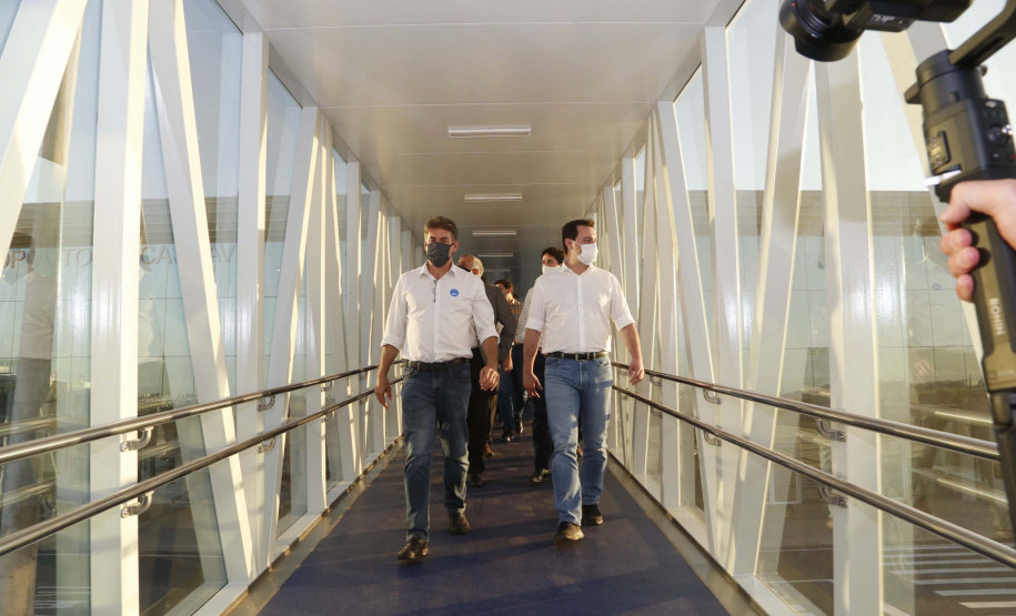 Logo após assinar a ordem de serviço para o início da reformulação do Trevo Cataratas, o governador Carlos Massa Ratinho Junior vistoriou as obras de modernização do Aeroporto Coronel Adalberto Mendes da Silva ou SBCA, em Cascavel, na Região Oeste