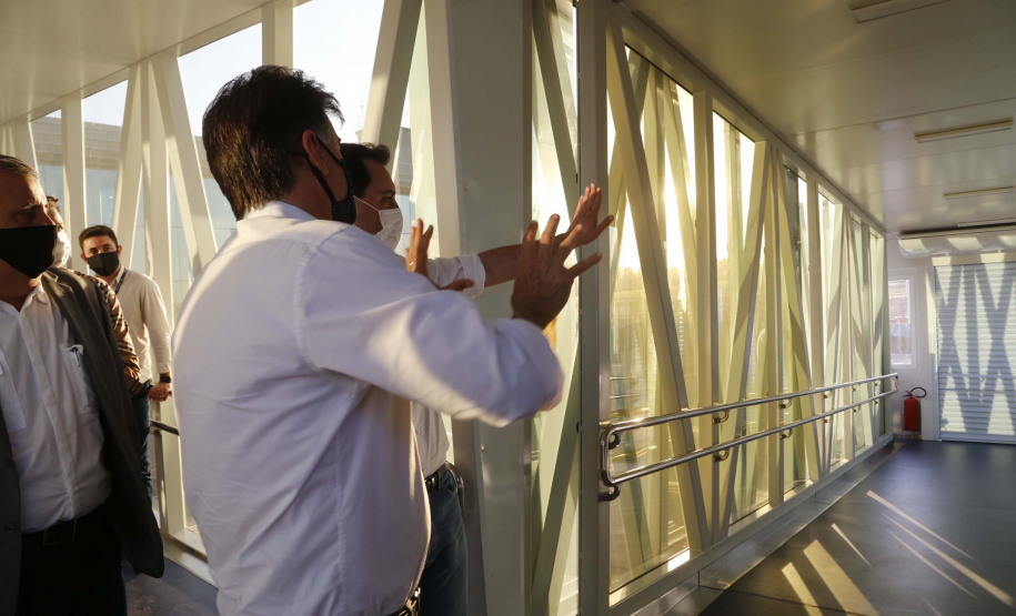 Logo após assinar a ordem de serviço para o início da reformulação do Trevo Cataratas, o governador Carlos Massa Ratinho Junior vistoriou as obras de modernização do Aeroporto Coronel Adalberto Mendes da Silva ou SBCA, em Cascavel, na Região Oeste