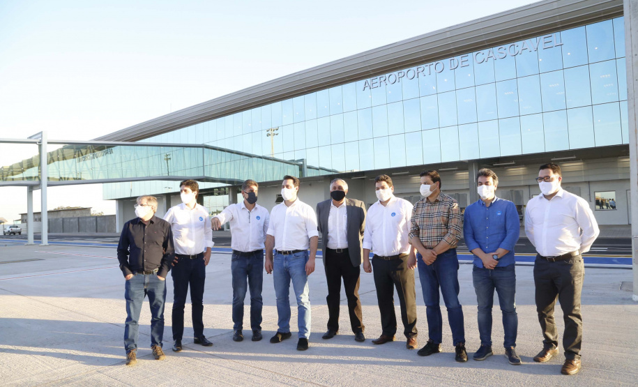 Logo após assinar a ordem de serviço para o início da reformulação do Trevo Cataratas, o governador Carlos Massa Ratinho Junior vistoriou as obras de modernização do Aeroporto Coronel Adalberto Mendes da Silva ou SBCA, em Cascavel, na Região Oeste