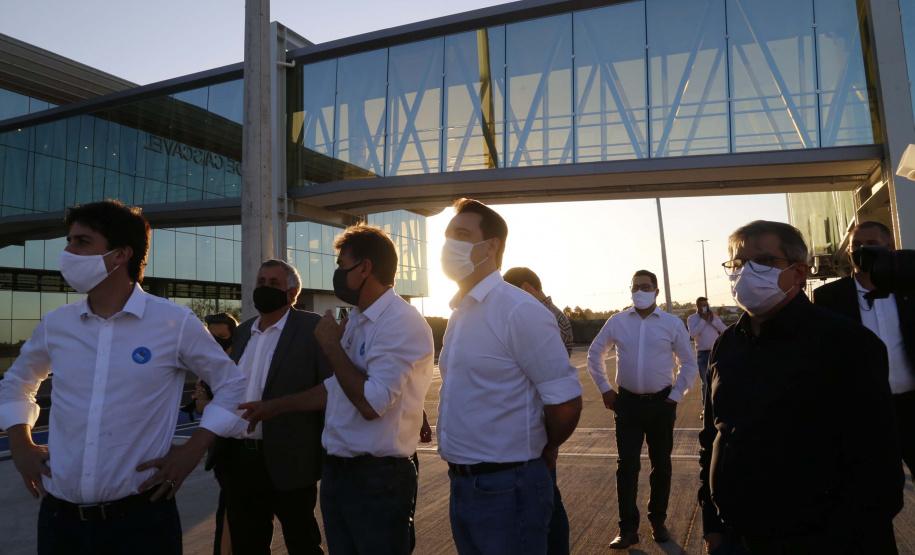 Logo após assinar a ordem de serviço para o início da reformulação do Trevo Cataratas, o governador Carlos Massa Ratinho Junior vistoriou as obras de modernização do Aeroporto Coronel Adalberto Mendes da Silva ou SBCA, em Cascavel, na Região Oeste