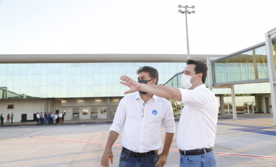 Logo após assinar a ordem de serviço para o início da reformulação do Trevo Cataratas, o governador Carlos Massa Ratinho Junior vistoriou as obras de modernização do Aeroporto Coronel Adalberto Mendes da Silva ou SBCA, em Cascavel, na Região Oeste