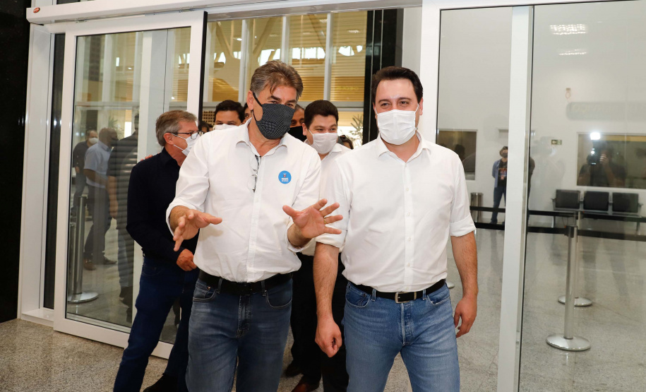 Logo após assinar a ordem de serviço para o início da reformulação do Trevo Cataratas, o governador Carlos Massa Ratinho Junior vistoriou as obras de modernização do Aeroporto Coronel Adalberto Mendes da Silva ou SBCA, em Cascavel, na Região Oeste. A construção está 100% concluída, de acordo com a prefeitura do município, aguardando apenas as liberações por parte da Agência Nacional de Aviação Civil (Anac) e Aeronáutica para que o terminal possa começar a funcionar.