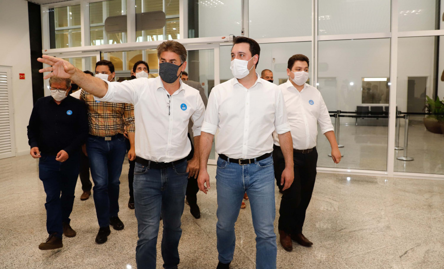 Logo após assinar a ordem de serviço para o início da reformulação do Trevo Cataratas, o governador Carlos Massa Ratinho Junior vistoriou as obras de modernização do Aeroporto Coronel Adalberto Mendes da Silva ou SBCA, em Cascavel, na Região Oeste. A construção está 100% concluída, de acordo com a prefeitura do município, aguardando apenas as liberações por parte da Agência Nacional de Aviação Civil (Anac) e Aeronáutica para que o terminal possa começar a funcionar.
