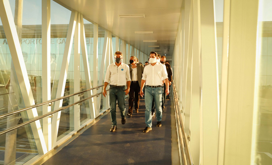 Logo após assinar a ordem de serviço para o início da reformulação do Trevo Cataratas, o governador Carlos Massa Ratinho Junior vistoriou as obras de modernização do Aeroporto Coronel Adalberto Mendes da Silva ou SBCA, em Cascavel, na Região Oeste. A construção está 100% concluída, de acordo com a prefeitura do município, aguardando apenas as liberações por parte da Agência Nacional de Aviação Civil (Anac) e Aeronáutica para que o terminal possa começar a funcionar.