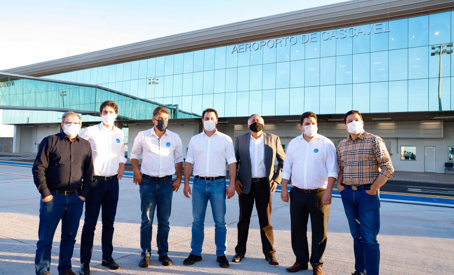 Logo após assinar a ordem de serviço para o início da reformulação do Trevo Cataratas, o governador Carlos Massa Ratinho Junior vistoriou as obras de modernização do Aeroporto Coronel Adalberto Mendes da Silva ou SBCA, em Cascavel, na Região Oeste. A construção está 100% concluída, de acordo com a prefeitura do município, aguardando apenas as liberações por parte da Agência Nacional de Aviação Civil (Anac) e Aeronáutica para que o terminal possa começar a funcionar.