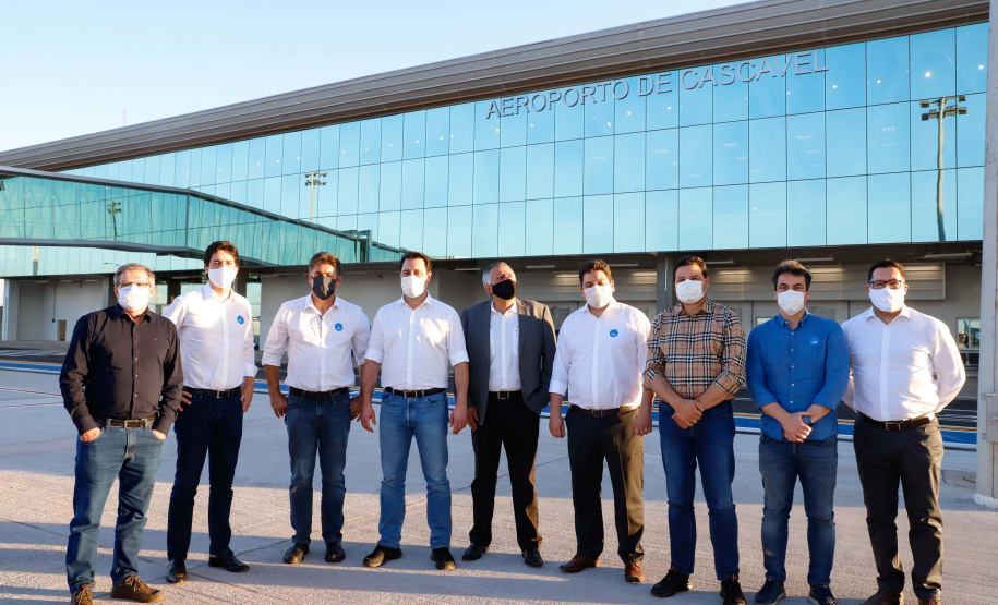 Logo após assinar a ordem de serviço para o início da reformulação do Trevo Cataratas, o governador Carlos Massa Ratinho Junior vistoriou as obras de modernização do Aeroporto Coronel Adalberto Mendes da Silva ou SBCA, em Cascavel, na Região Oeste. A construção está 100% concluída, de acordo com a prefeitura do município, aguardando apenas as liberações por parte da Agência Nacional de Aviação Civil (Anac) e Aeronáutica para que o terminal possa começar a funcionar.