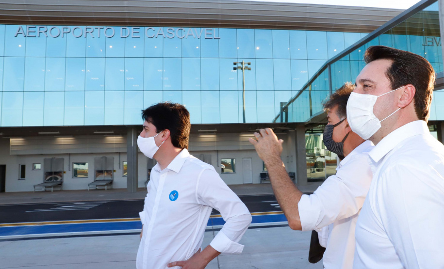 Logo após assinar a ordem de serviço para o início da reformulação do Trevo Cataratas, o governador Carlos Massa Ratinho Junior vistoriou as obras de modernização do Aeroporto Coronel Adalberto Mendes da Silva ou SBCA, em Cascavel, na Região Oeste. A construção está 100% concluída, de acordo com a prefeitura do município, aguardando apenas as liberações por parte da Agência Nacional de Aviação Civil (Anac) e Aeronáutica para que o terminal possa começar a funcionar.