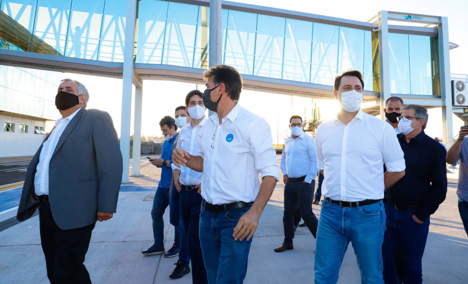 Logo após assinar a ordem de serviço para o início da reformulação do Trevo Cataratas, o governador Carlos Massa Ratinho Junior vistoriou as obras de modernização do Aeroporto Coronel Adalberto Mendes da Silva ou SBCA, em Cascavel, na Região Oeste. A construção está 100% concluída, de acordo com a prefeitura do município, aguardando apenas as liberações por parte da Agência Nacional de Aviação Civil (Anac) e Aeronáutica para que o terminal possa começar a funcionar.