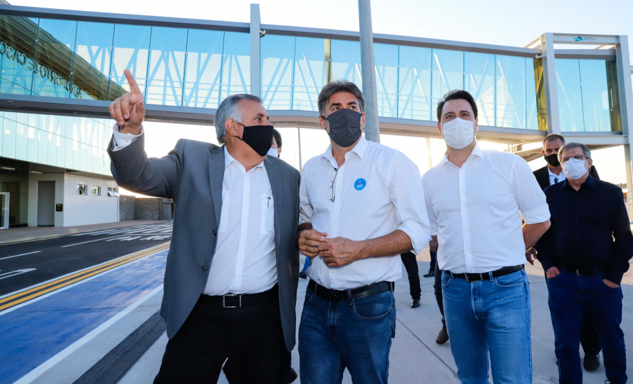 Logo após assinar a ordem de serviço para o início da reformulação do Trevo Cataratas, o governador Carlos Massa Ratinho Junior vistoriou as obras de modernização do Aeroporto Coronel Adalberto Mendes da Silva ou SBCA, em Cascavel, na Região Oeste. A construção está 100% concluída, de acordo com a prefeitura do município, aguardando apenas as liberações por parte da Agência Nacional de Aviação Civil (Anac) e Aeronáutica para que o terminal possa começar a funcionar.