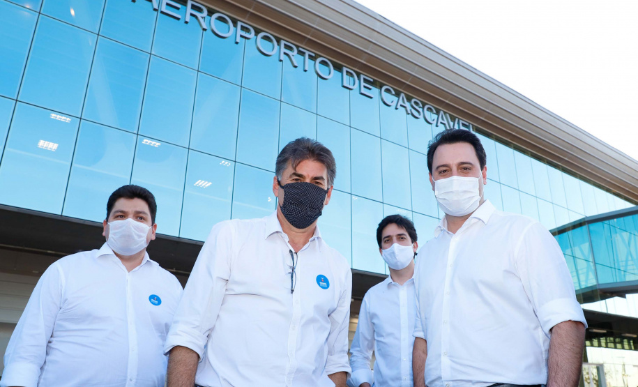 Logo após assinar a ordem de serviço para o início da reformulação do Trevo Cataratas, o governador Carlos Massa Ratinho Junior vistoriou as obras de modernização do Aeroporto Coronel Adalberto Mendes da Silva ou SBCA, em Cascavel, na Região Oeste. A construção está 100% concluída, de acordo com a prefeitura do município, aguardando apenas as liberações por parte da Agência Nacional de Aviação Civil (Anac) e Aeronáutica para que o terminal possa começar a funcionar.