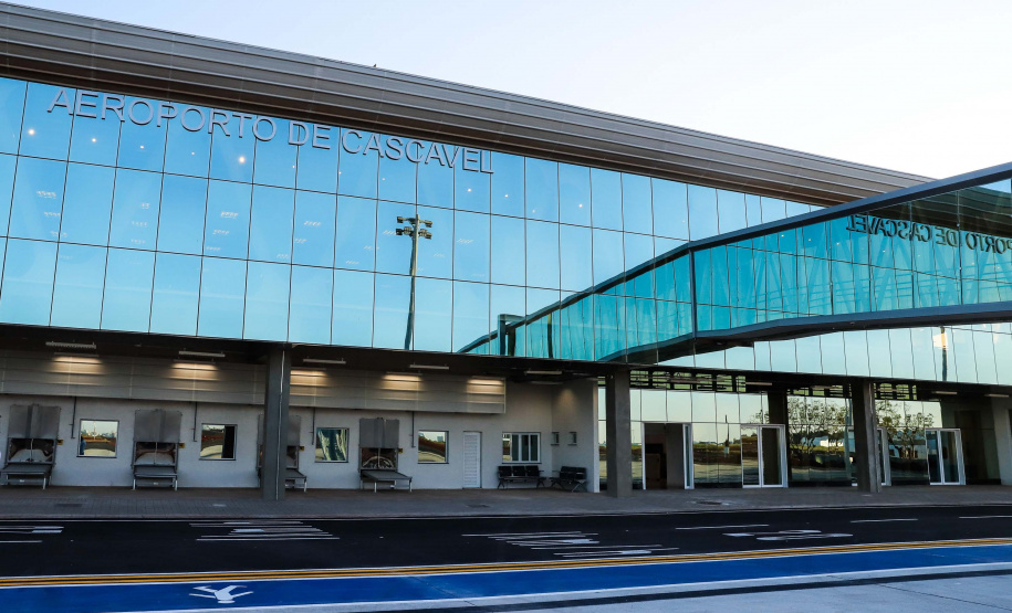 Logo após assinar a ordem de serviço para o início da reformulação do Trevo Cataratas, o governador Carlos Massa Ratinho Junior vistoriou as obras de modernização do Aeroporto Coronel Adalberto Mendes da Silva ou SBCA, em Cascavel, na Região Oeste. A construção está 100% concluída, de acordo com a prefeitura do município, aguardando apenas as liberações por parte da Agência Nacional de Aviação Civil (Anac) e Aeronáutica para que o terminal possa começar a funcionar.
