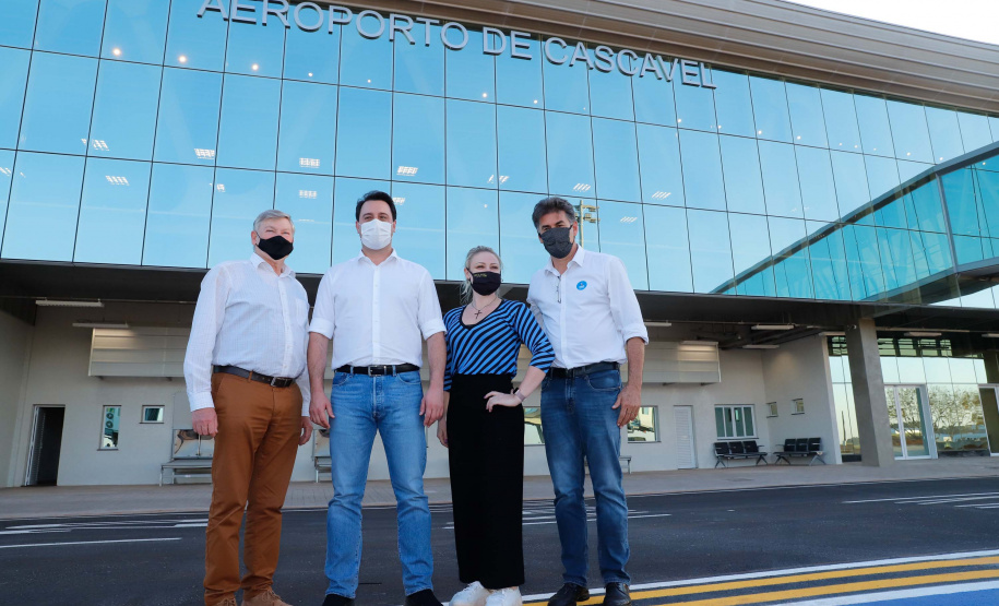 Logo após assinar a ordem de serviço para o início da reformulação do Trevo Cataratas, o governador Carlos Massa Ratinho Junior vistoriou as obras de modernização do Aeroporto Coronel Adalberto Mendes da Silva ou SBCA, em Cascavel, na Região Oeste. A construção está 100% concluída, de acordo com a prefeitura do município, aguardando apenas as liberações por parte da Agência Nacional de Aviação Civil (Anac) e Aeronáutica para que o terminal possa começar a funcionar.