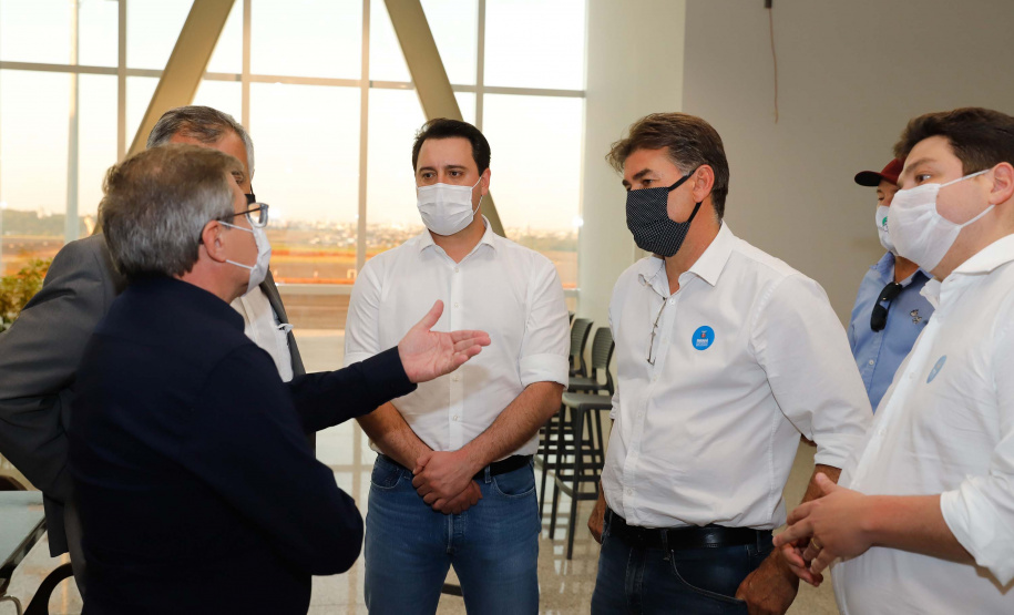 Logo após assinar a ordem de serviço para o início da reformulação do Trevo Cataratas, o governador Carlos Massa Ratinho Junior vistoriou as obras de modernização do Aeroporto Coronel Adalberto Mendes da Silva ou SBCA, em Cascavel, na Região Oeste. A construção está 100% concluída, de acordo com a prefeitura do município, aguardando apenas as liberações por parte da Agência Nacional de Aviação Civil (Anac) e Aeronáutica para que o terminal possa começar a funcionar.