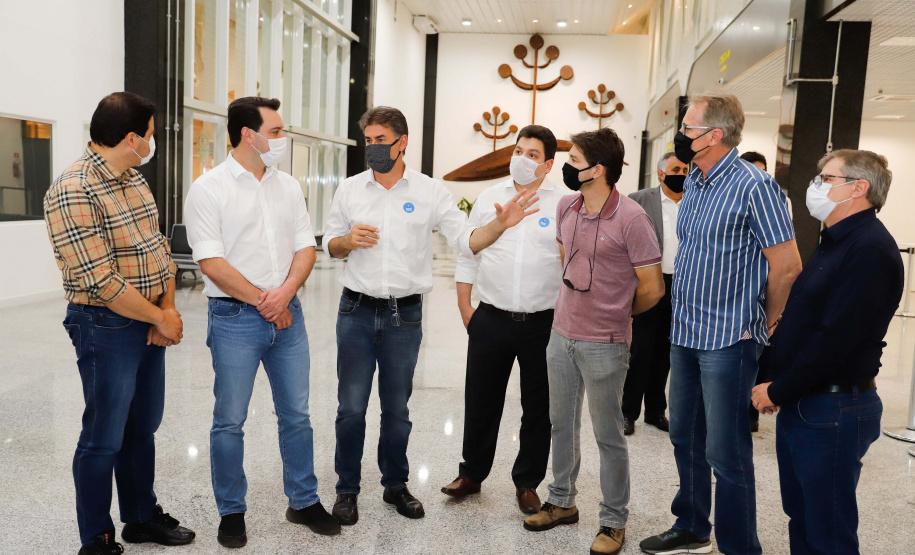 Logo após assinar a ordem de serviço para o início da reformulação do Trevo Cataratas, o governador Carlos Massa Ratinho Junior vistoriou as obras de modernização do Aeroporto Coronel Adalberto Mendes da Silva ou SBCA, em Cascavel, na Região Oeste. A construção está 100% concluída, de acordo com a prefeitura do município, aguardando apenas as liberações por parte da Agência Nacional de Aviação Civil (Anac) e Aeronáutica para que o terminal possa começar a funcionar.