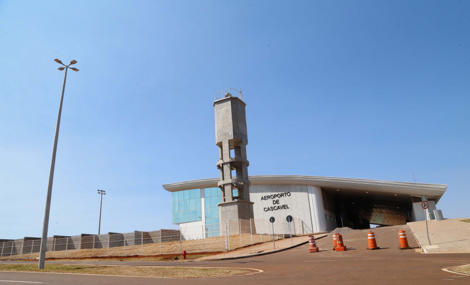 Logo após assinar a ordem de serviço para o início da reformulação do Trevo Cataratas, o governador Carlos Massa Ratinho Junior vistoriou as obras de modernização do Aeroporto Coronel Adalberto Mendes da Silva ou SBCA, em Cascavel, na Região Oeste