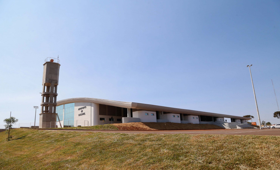 Logo após assinar a ordem de serviço para o início da reformulação do Trevo Cataratas, o governador Carlos Massa Ratinho Junior vistoriou as obras de modernização do Aeroporto Coronel Adalberto Mendes da Silva ou SBCA, em Cascavel, na Região Oeste