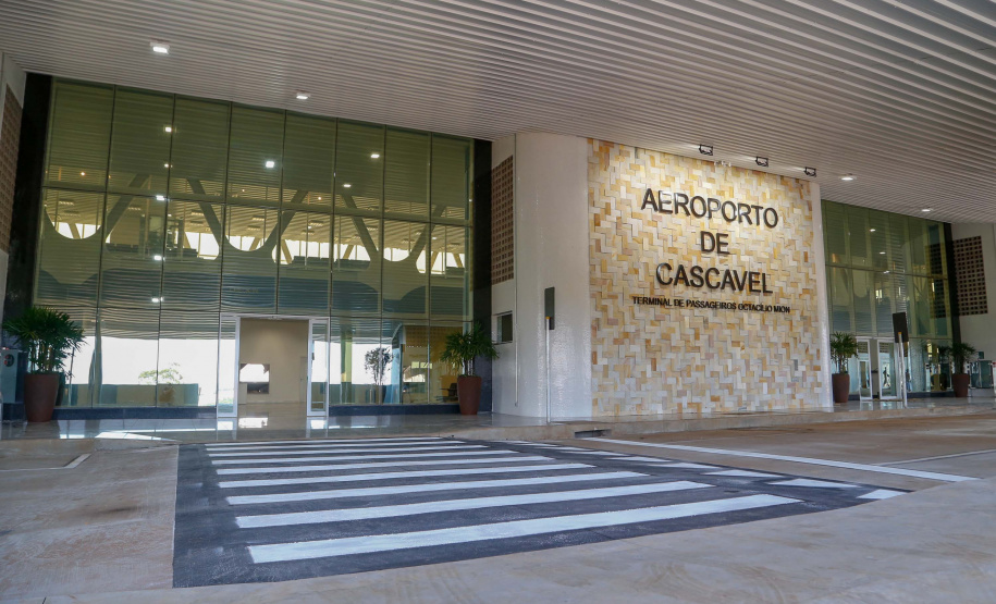 Logo após assinar a ordem de serviço para o início da reformulação do Trevo Cataratas, o governador Carlos Massa Ratinho Junior vistoriou as obras de modernização do Aeroporto Coronel Adalberto Mendes da Silva ou SBCA, em Cascavel, na Região Oeste
