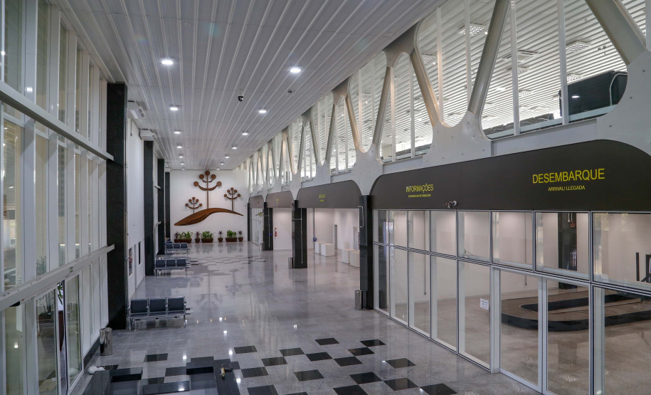 Logo após assinar a ordem de serviço para o início da reformulação do Trevo Cataratas, o governador Carlos Massa Ratinho Junior vistoriou as obras de modernização do Aeroporto Coronel Adalberto Mendes da Silva ou SBCA, em Cascavel, na Região Oeste