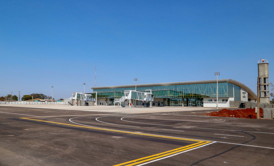 Logo após assinar a ordem de serviço para o início da reformulação do Trevo Cataratas, o governador Carlos Massa Ratinho Junior vistoriou as obras de modernização do Aeroporto Coronel Adalberto Mendes da Silva ou SBCA, em Cascavel, na Região Oeste