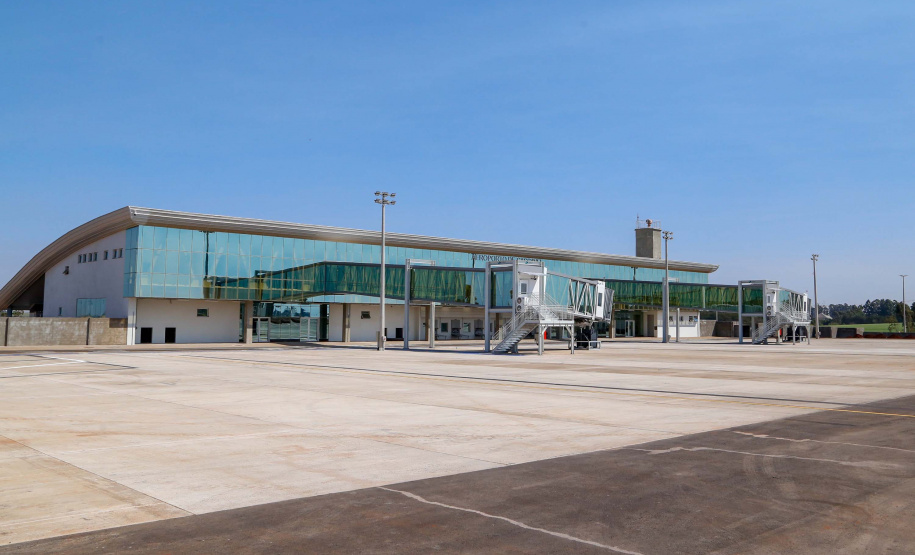 Logo após assinar a ordem de serviço para o início da reformulação do Trevo Cataratas, o governador Carlos Massa Ratinho Junior vistoriou as obras de modernização do Aeroporto Coronel Adalberto Mendes da Silva ou SBCA, em Cascavel, na Região Oeste