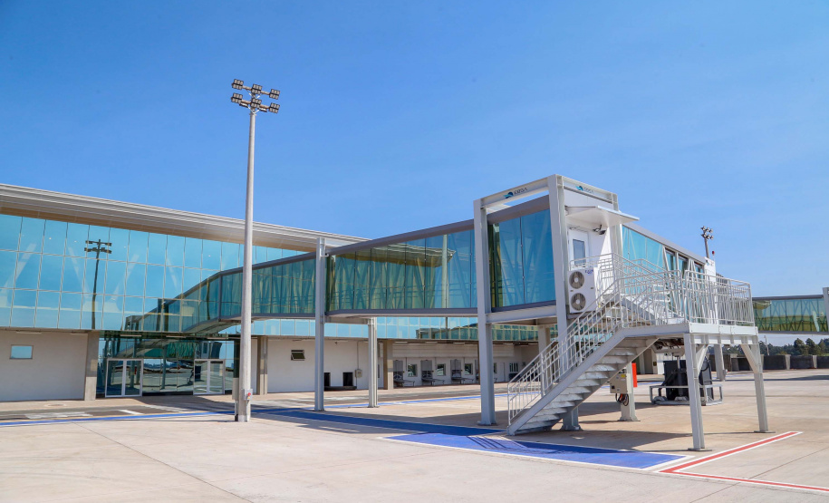 Logo após assinar a ordem de serviço para o início da reformulação do Trevo Cataratas, o governador Carlos Massa Ratinho Junior vistoriou as obras de modernização do Aeroporto Coronel Adalberto Mendes da Silva ou SBCA, em Cascavel, na Região Oeste