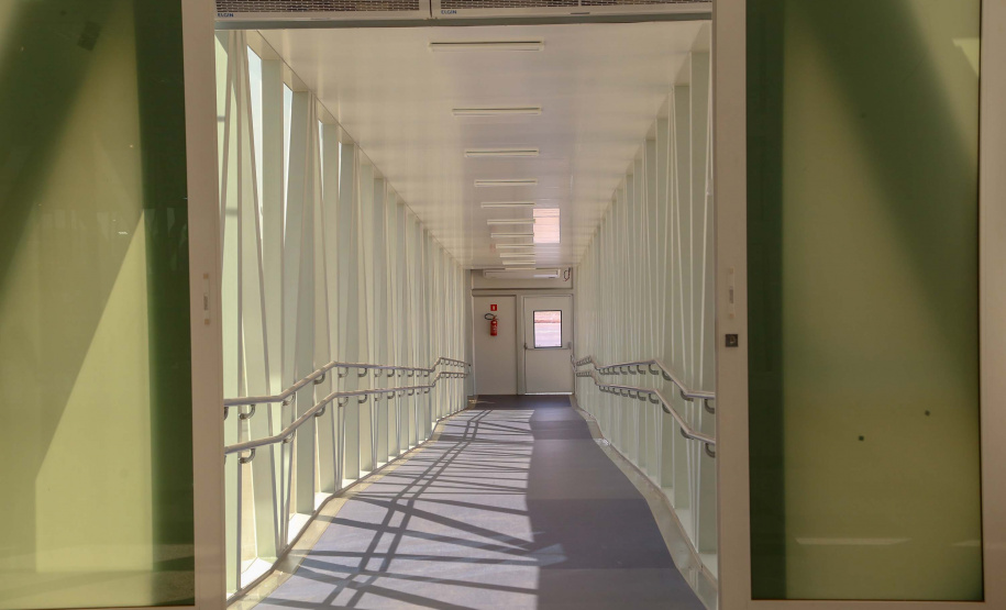 Logo após assinar a ordem de serviço para o início da reformulação do Trevo Cataratas, o governador Carlos Massa Ratinho Junior vistoriou as obras de modernização do Aeroporto Coronel Adalberto Mendes da Silva ou SBCA, em Cascavel, na Região Oeste