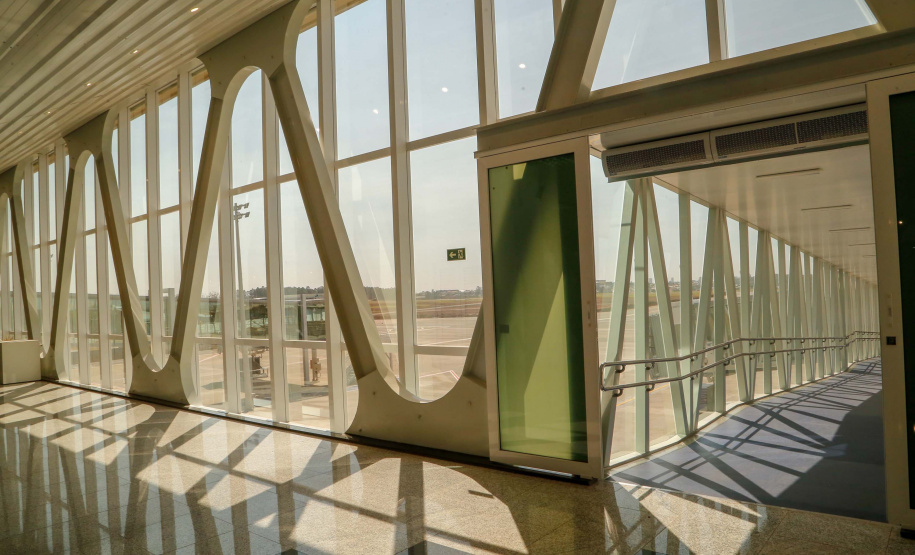 Logo após assinar a ordem de serviço para o início da reformulação do Trevo Cataratas, o governador Carlos Massa Ratinho Junior vistoriou as obras de modernização do Aeroporto Coronel Adalberto Mendes da Silva ou SBCA, em Cascavel, na Região Oeste