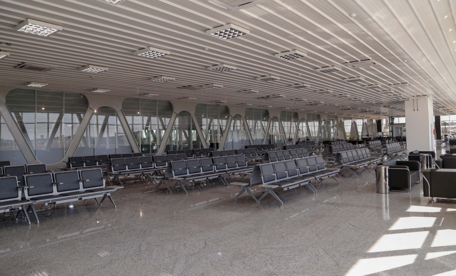 Logo após assinar a ordem de serviço para o início da reformulação do Trevo Cataratas, o governador Carlos Massa Ratinho Junior vistoriou as obras de modernização do Aeroporto Coronel Adalberto Mendes da Silva ou SBCA, em Cascavel, na Região Oeste